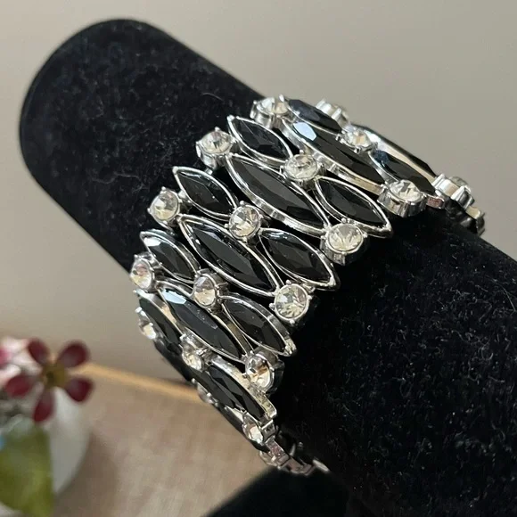 Elegant Black and Silver Bracelet - Picture 1 of 4
